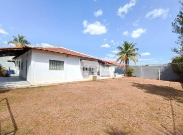 NULL · Casa residencial com 3 suítes disponível para locação e venda no bairro Umuarama em Uberlândia-MG