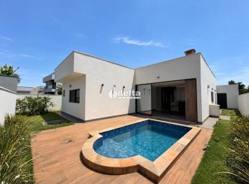 Casa · 234m² · 4 Quartos · 2 Vagas · Casa em condomínio disponível para locação no bairro Granja Marileusa em Uberlândia-MG.