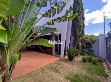 Casa · 220m² · 3 Quartos · 2 Vagas · Casa disponível para locação no bairro Alto Umuarama em Uberlândia-MG