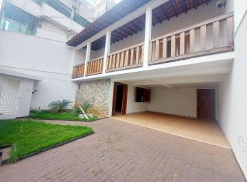 Casa · 300m² · 5 Quartos · 4 Vagas · Casa residencial disponível para Locação e venda no bairro Tabajaras em Uberlândia-MG.