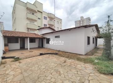 Casa · 360m² · 5 Quartos · 3 Vagas · Casa com 5 quartos sendo 2 suítes, disponível para locação no bairro Santa Mônica em Uberlândia-MG.