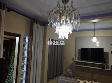 Casa · 292m² · 4 Quartos · 1 Vaga · Casa residencial disponível para locação no bairro Osvaldo Rezende em Uberlândia-MG.
