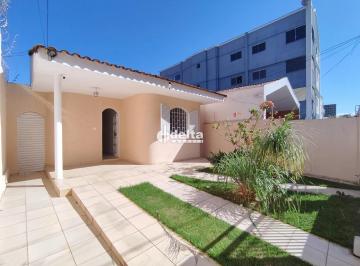 Casa · 180m² · 3 Quartos · 1 Vaga · Casa com 3 quartos sendo 1 suíte disponível para locação no bairro Cidade Jardim em Uberlândia.