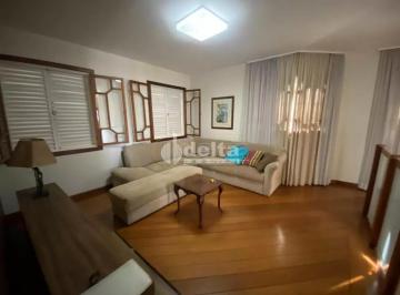 Photo 1 · Casa comercial disponível para locação no bairro Brasil em Uberlândia-MG.