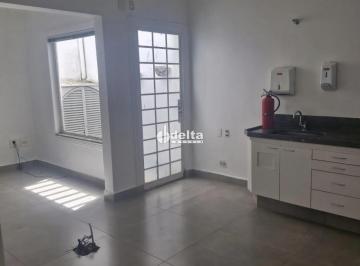 Comercial · 250m² · 4 Vagas · Casa comercial disponível para locação no bairro Centro em Uberlândia-MG.