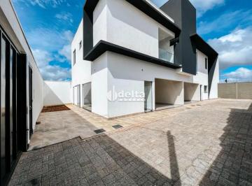 Casa · 130m² · 3 Quartos · 2 Vagas · Casa residencial disponível para locação no bairro Novo Mundo em Uberlândia-MG