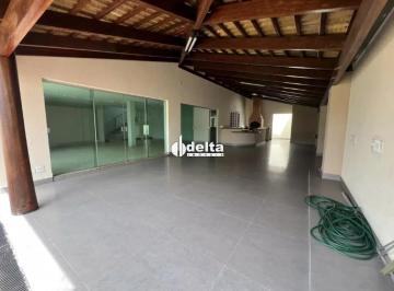 Casa · 420m² · 4 Quartos · 4 Vagas · Casa disponível para locação no bairro Karaiba em Uberlândia-MG
