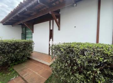 Comercial · 240m² · 5 Quartos · 4 Vagas · Casa comercial disponível para locação no bairro Osvaldo Rezende em Uberlândia-MG