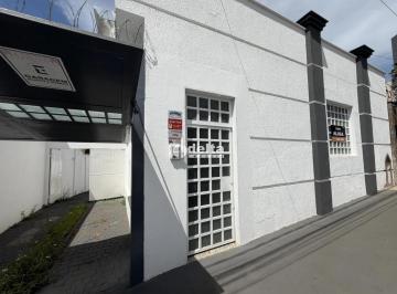 Comercial · 600m² · 10 Vagas · Casa comercial disponível para locação no bairro Centro em Uberlândia-MG