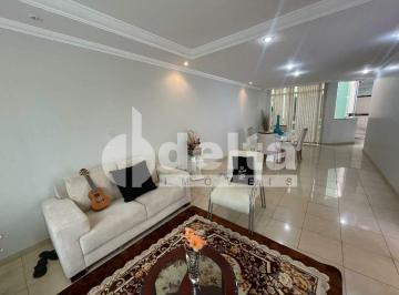 NULL · Casa com 8 quartos sendo 4 suíte, disponível para locação e venda no bairro Presidente Roosevelt em 