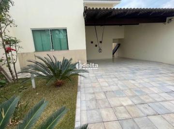 Casa · 457m² · 8 Quartos · 4 Vagas · Casa com 8 quartos sendo 4 suíte, disponível para locação e venda no bairro Presidente Roosevelt em