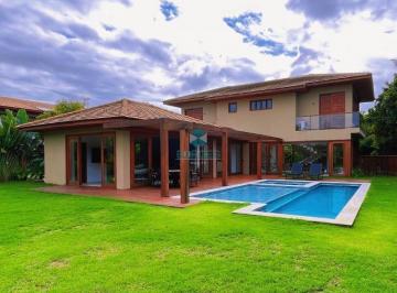 Fachada ampla com gramado verde e piscina ao fundo · Casa 4 Suítes à Venda no Condomínio Ilha dos Pássaros - Praia do Forte