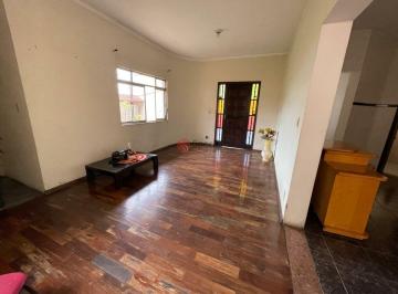 Casa · 218m² · 5 Quartos · 8 Vagas · Casa assobradada ampla à venda ou locação na Vila Carrão.