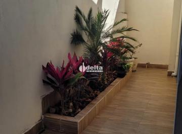 Casa · 300m² · 3 Quartos · 2 Vagas · Casa disponível com 3 quartos sendo 1 suíte, para venda no bairro Chácaras Tubalina e Quartel em Ube