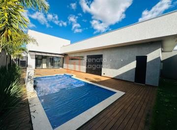 Casa · 211m² · 4 Quartos · 2 Vagas · Casa térrea com piscina e energia solar no Condomínio do Lago