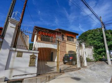 Casa · 251m² · 4 Quartos · 4 Vagas · Casa à Venda – 252m² de área construída - 3 dormitórios (1 suíte) – 4 vagas de garagem - quintal gou