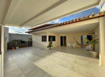 Casa de 3 quartos, Divinópolis · Casa à Venda no Centro – 3 Quartos, 200m² e Excelente Localização