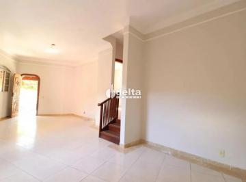 Casa · 120m² · 3 Quartos · 2 Vagas · Casa residencial disponível para locação no bairro Tabajaras em Uberlândia-MG.