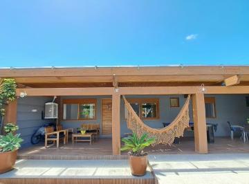 Casa · 184m² · 3 Quartos · 3 Vagas · Casa com 04 dormitórios e piscina na praia de Imbé/ RS.