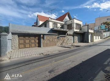 casa-a-venda-em-barbacena-centro-com-3-quartos-0579151631530c1333643dfe5ce094460db.jpeg · Casa ampla com 3 quartos, suíte com banheira e terraço no Centro – 2 vagas de garagem