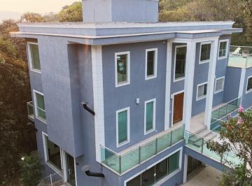 Casa · 484m² · 3 Quartos · 6 Vagas · Casa Imponente com 3 Suítes e Closet e piscina no condomio Alpes da Cantareira