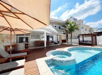 01 · Casa de 551m² com 5 suítes em Jurerê