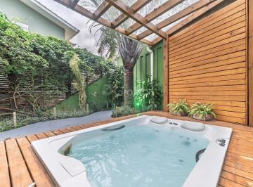 28 · Casa de 137m² com 3 quartos sendo 1 suíte na Barra da Lagoa