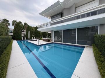 1 · Casa residencial de 770 m² com 4 quartos sendo 4 suítes no bairro Jurerê