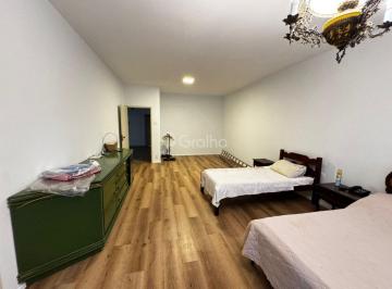 2 Quarto · Casa de 400m² com 4 quartos sendo 2 suítes no Centro