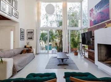 01 · Casa com 3 quartos e 410,00m² em Sambaqui