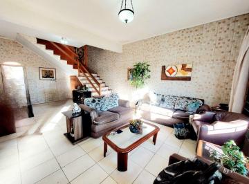 Casa · 252m² · 3 Quartos · 3 Vagas · Linda casa de 03 dormitórios, sendo 01 suíte com closet