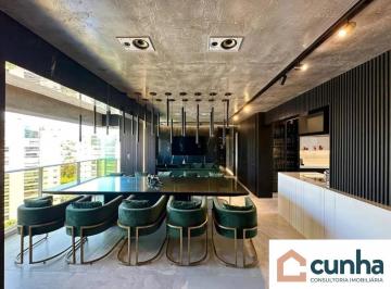 Foto 01 · Lindo apartamento com acabamento impecável, rico em móveis planejados e belíssima iluminação.