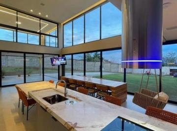 Casa · 420m² · 4 Quartos · 8 Vagas · Sobrado imponente no Portal do Sol Mendanha!!