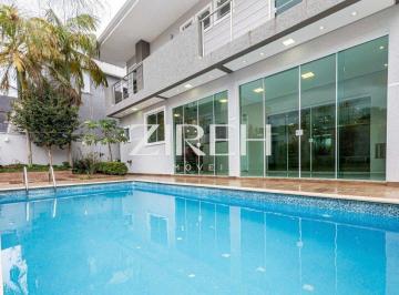 Casa · 243m² · 3 Quartos · Residência sofisticada com 3 suítes e piscina em Santa Felicidade