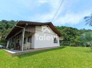 Casa · 170m² · 3 Quartos · 2 Vagas · Uma casa rara no Centro de Pomerode: espaço, privacidade e 3 dormitórios