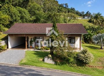 Casa · 170m² · 3 Quartos · 2 Vagas · Uma casa rara no Centro de Pomerode: espaço, privacidade e 3 dormitórios