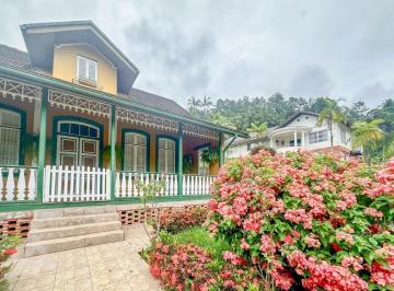 Casa · 350m² · 5 Quartos · 2 Vagas · Casa à venda com 5 dormitórios, a 3km do Centro de Blumenau!