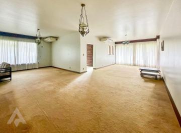 Casa · 350m² · 3 Quartos · 2 Vagas · Ampla casa à venda com 3 dormitórios, a apenas 3 km do centro.