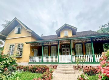 Casa · 700m² · 8 Quartos · 4 Vagas · Duas casas à venda, com matrículas individualizadas, em terreno de 2.589,12 m², com frente para rua 