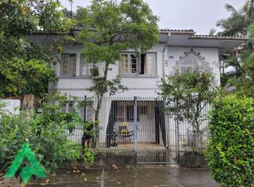 Casa · 250m² · 3 Quartos · 2 Vagas · Ótima Casa com amplo terreno e 3 dormitórios, no Bairro Garcia em Blumenau!