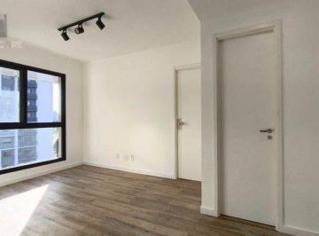 Sala-reformada-iluminada · Apto 42m² com suíte e lazer completo para locação perto do Iguatemi