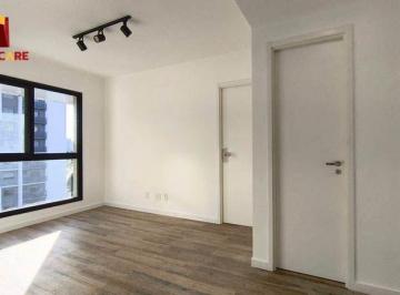 Sala-reformada-iluminada · Apto 42m² com suíte e lazer completo para locação perto do Iguatemi