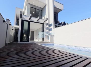 Casa · 204m² · 3 Quartos · 2 Vagas · Sobrado com 3 suítes e área com piscina no bairro Água Verde!