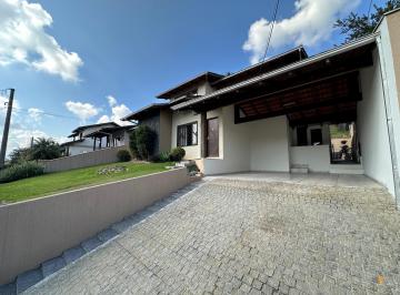Foto 02 · Casa à venda no Saguaçu em Joinville - com 235m² de área construída, terreno de 420m², aceita financ