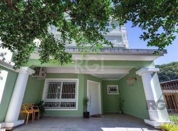 Casa · 210m² · 3 Quartos · 3 Vagas · Casa com 03 dormitórios, 01 suíte, pátio, terraço com churrasqueira e vaga de garagem para 03 carros