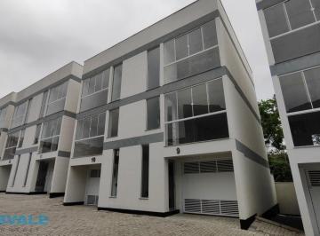 Casa · 138m² · 2 Quartos · 2 Vagas · Sobrado triplex com 2 suíte - bairro Água Verde