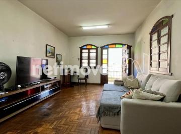 5ecfe678-3d35-4546-8731-8f31e4cbb11f.webp · Casa espaçosa com 3 quartos, varanda e amplo quintal no coração do bairro Caiçaras
