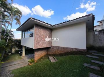 Casa · 465m² · 4 Quartos · 2 Vagas · Casa residencial disponível para locação no bairro Fundinho em Uberlândia-MG.