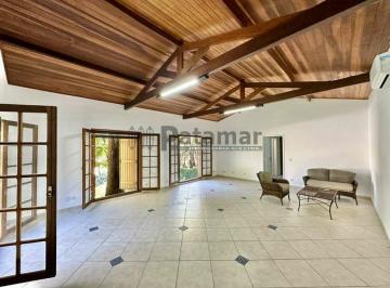 Casa · 473m² · 3 Quartos · 8 Vagas · CASA TÉRREA AVARANDADA ESTILO CAMPO.