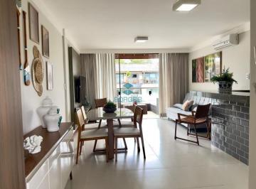 Sala de estar iluminada e bem decorada · Apartamento mobiliado à venda no condomínio Solaris Imbassaí, 1 quarto, 63m², vista para a piscina, 